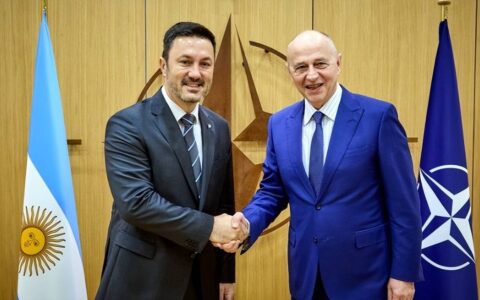 乌克兰卖命没混进去，为帮美国“反华”，米莱想加北约“好友”