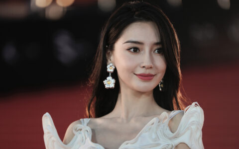 Angelababy闪耀金像奖红毯，优雅造型引发热议