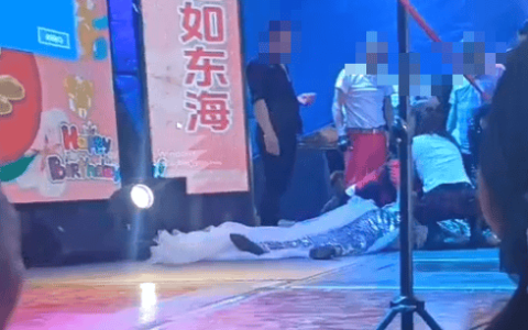 女歌手在寿宴上疑踩到裙摆摔倒去世，警方回应