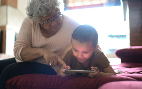 孙子误操作充值游戏2200元，老年人如何保护自己的数字资产？