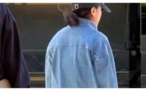 优雅出众，贾玲身着简约时尚，气质迷人。