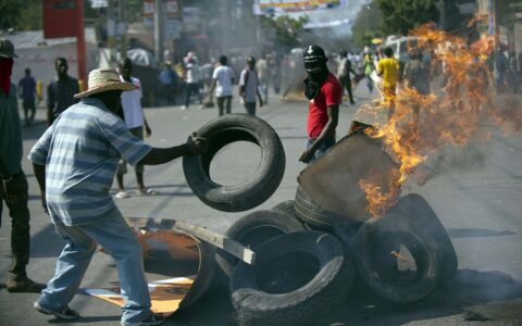 危险瞬间！工人充气轮胎瞬间爆炸，网友惊呼：安全操作不容忽视！