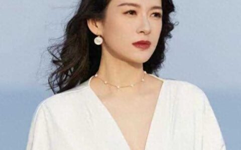 章子怡电影节穿衣引热议，胸前抢镜备受关注