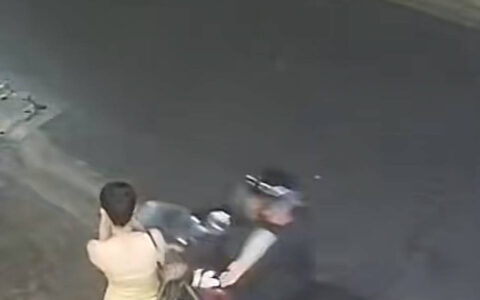 女子泰国旅游遇飞车贼抢劫，包和11万泰铢被抢，当事人：外出旅游穿朴素点