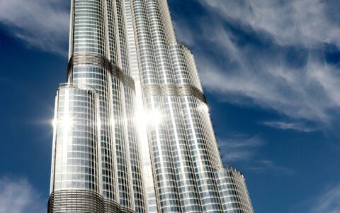 迪拜天空一秒变绿：自然的魔力还是人为的奇迹？