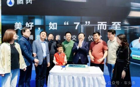 雷军学王传福各种致敬，王传福学雷军亲自交车？