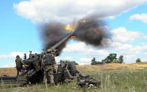 原创
            惊爆！俄军五次袭击边境村庄，遭成平民伤亡