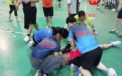 男子打羽毛球心脏骤停倒地，南通四院医生跪地紧急施救