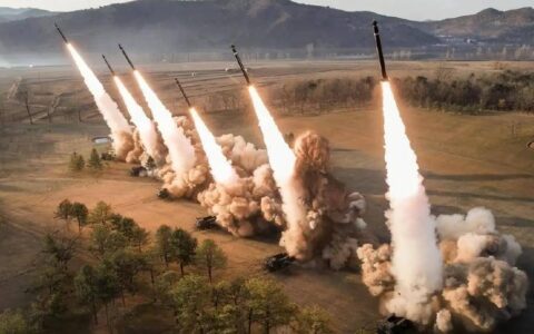 大批火箭弹砸向以色列，大战一触即发，伊朗放狠话：美插手将打美