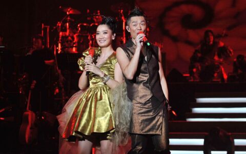 凤凰传奇演唱会：一场堪比军训的视听盛宴