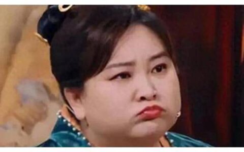 职场魅力女性，贾玲美丽如少女，奋斗姿态迷人。