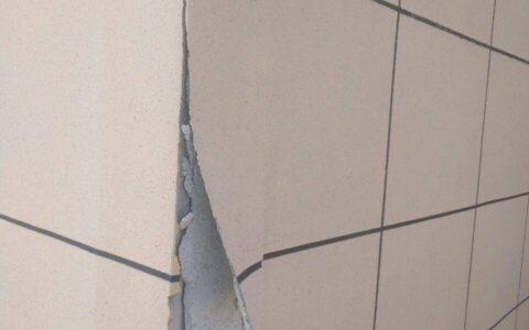 哈尔滨一住宅楼楼体突然裂开逐渐倾斜：裂缝渐大楼体倾斜