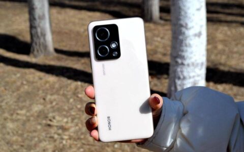 原创
            荣耀90 GT还是低头了，价格再创新低，24GB+1TB版也不例外