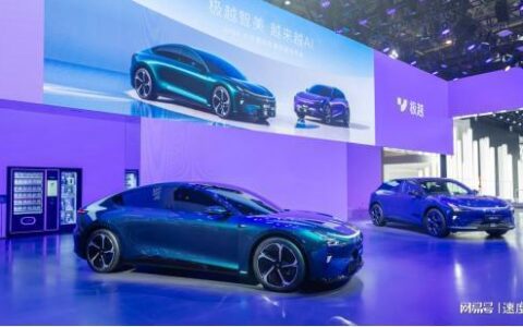 极越汽车机器人亮相北京车展，展现智能化出行的未来趋势