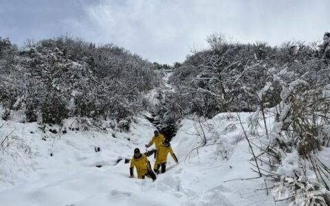 近万人昨天涌入临安赏雪，一对男女游客因此失联…