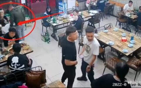 恃强凌弱，酒瓶拍头，唐山一群男子调戏不成，烧烤店殴打三女性