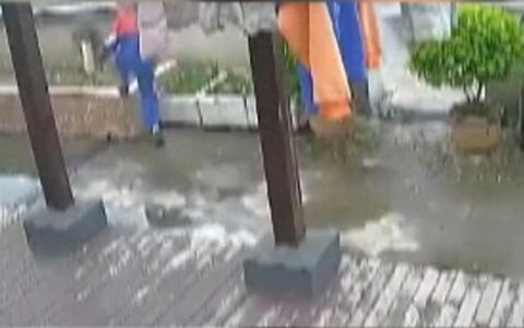 9岁坠亡男孩与母亲最后对话曝光，父亲认为孩子的死源于学校体罚