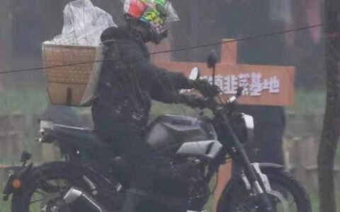 在时尚盛典风光无限的王一博，却在田中收韭菜，骑摩托车送菜