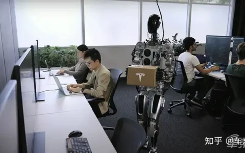 特斯拉搞事情：人形机器人能搬快递了！FSD年底可全球推送