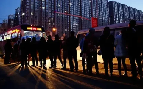 如何看待杭州 80 后男子每周飞天津上班，每月路费超 4000 元？你能接受跨城通勤吗？