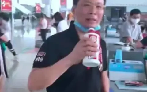 带茅台酒乘高铁过安检被拒 男子当场把酒一饮而尽称喝下的是人生