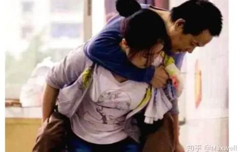 763分省状元黄来女，为照顾瘫痪父亲还背着一起上学，如今怎么样？