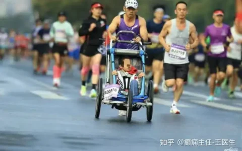 整整7年，快递员父亲推脑瘫儿子跑完53场马拉松！