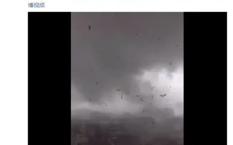 空中火花四溅，现场一片狼藉，广东发生龙卷风正常吗？