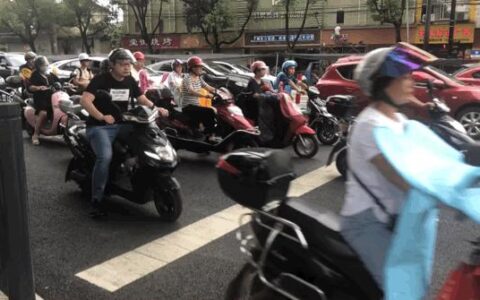 7月1日起，全国多地展开电动车大整治，必须强制戴头盔！