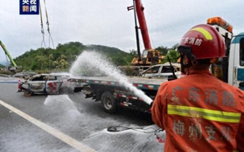 梅大高速下跪拦车的老人找到了：眼看着车掉下去，他直接跪在了快车道中间