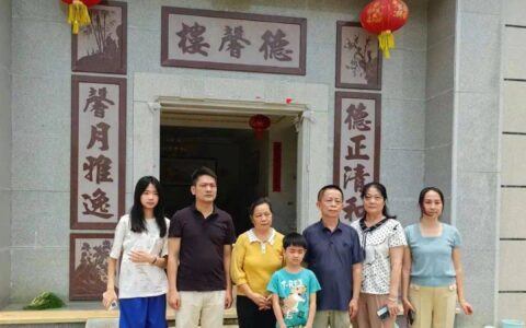 对话梅大高速下跪拦车一家