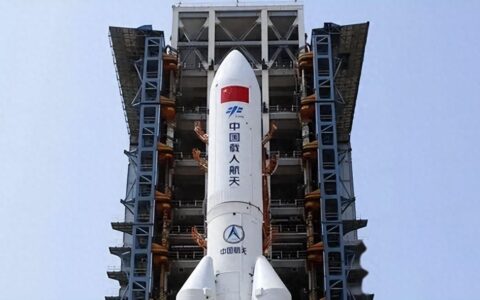 技不如人？神舟十七宇航员出舱站不起来，美国40年前就能直接走路