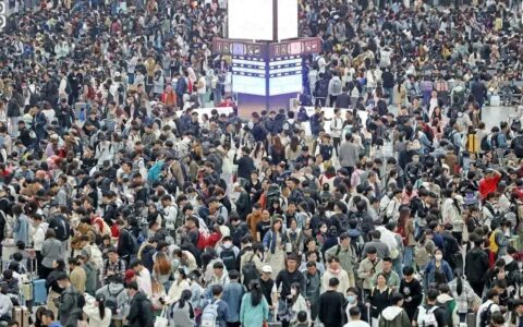 五一小长假变"人山人海"?人满为患场面震撼网友直呼吓人