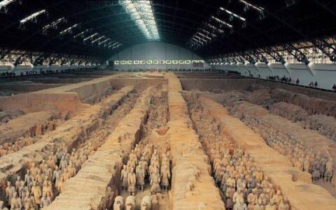 女游客参观兵马俑，展出的兵马俑忽然动了一下，随后立即报警