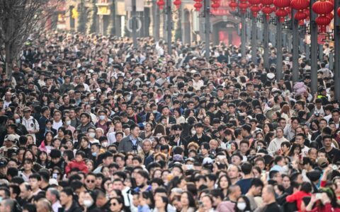 五一出行热潮(五一出门人山人海)