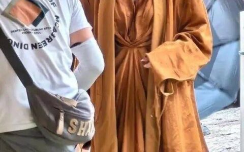 杨颖在云南普洱被偶遇，表面为冯德伦宣传新剧，实则自己出尽风头