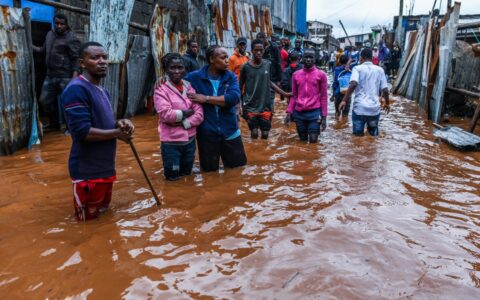 全球暴雨成灾：自然之力与人为之失的交织