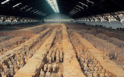 女游客参观兵马俑，展出的兵马俑忽然动了一下，随后立即报警