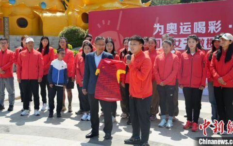 中国女子橄榄球队走进南京银杏湖庆五一迎奥运