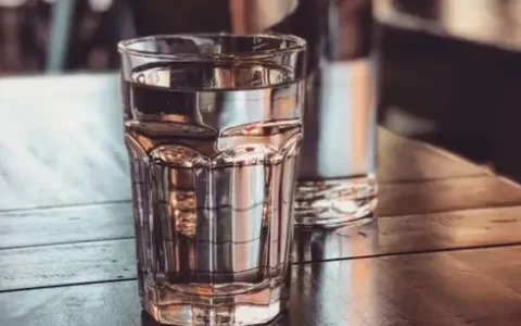 “一杯水”引发大讨论：奶茶店要不要为顾客提供白开水？