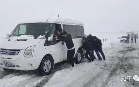 青海祁连突降大雪，上千辆车被困，西宁市民组织司乘人员全力自救